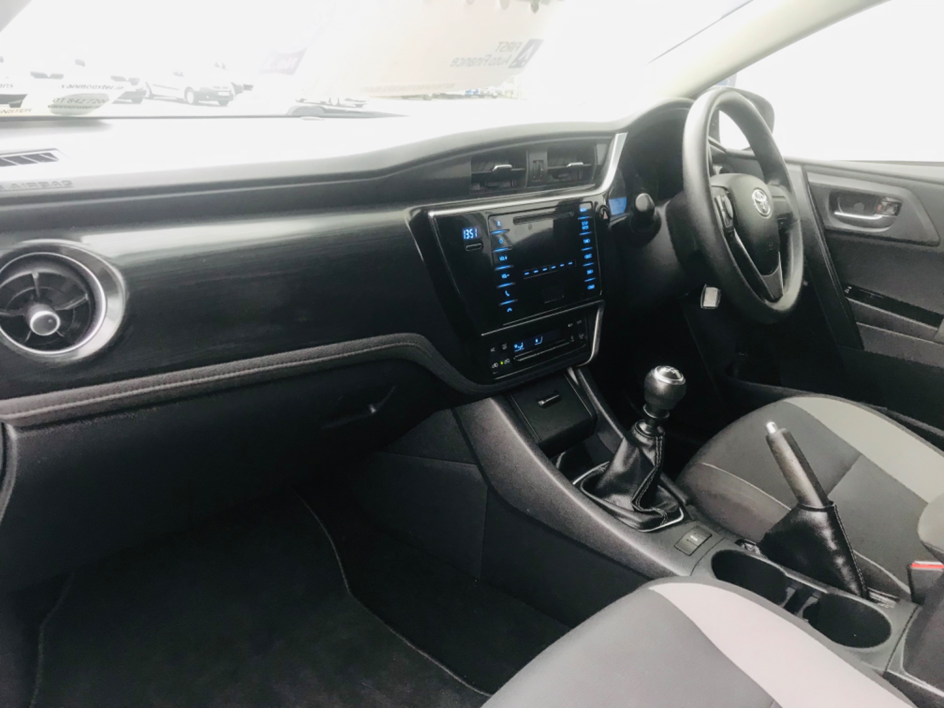 2018 Toyota Auris 1.4 D4D Terra 4DR (182D21669) Thumbnail 13