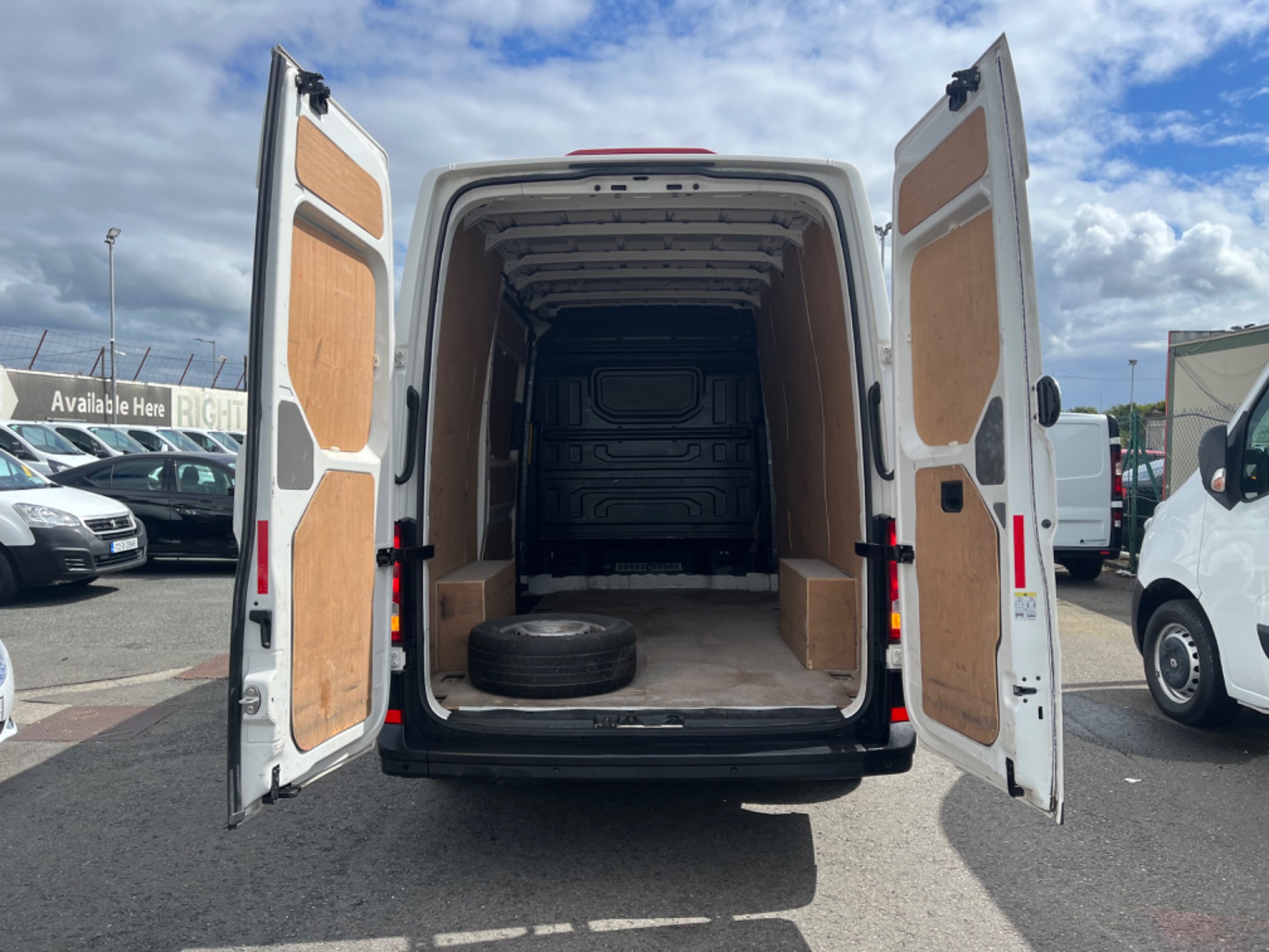 2020 Volkswagen Crafter 35 MWB 140HP M6F 5DR (201D14498) Image 9